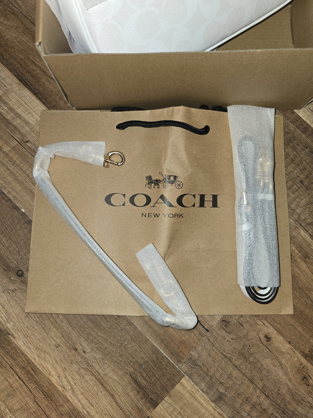 NWOT Coach White Signature Canvas Crossbody with Gold Chain Strap - Picture 7 of 9